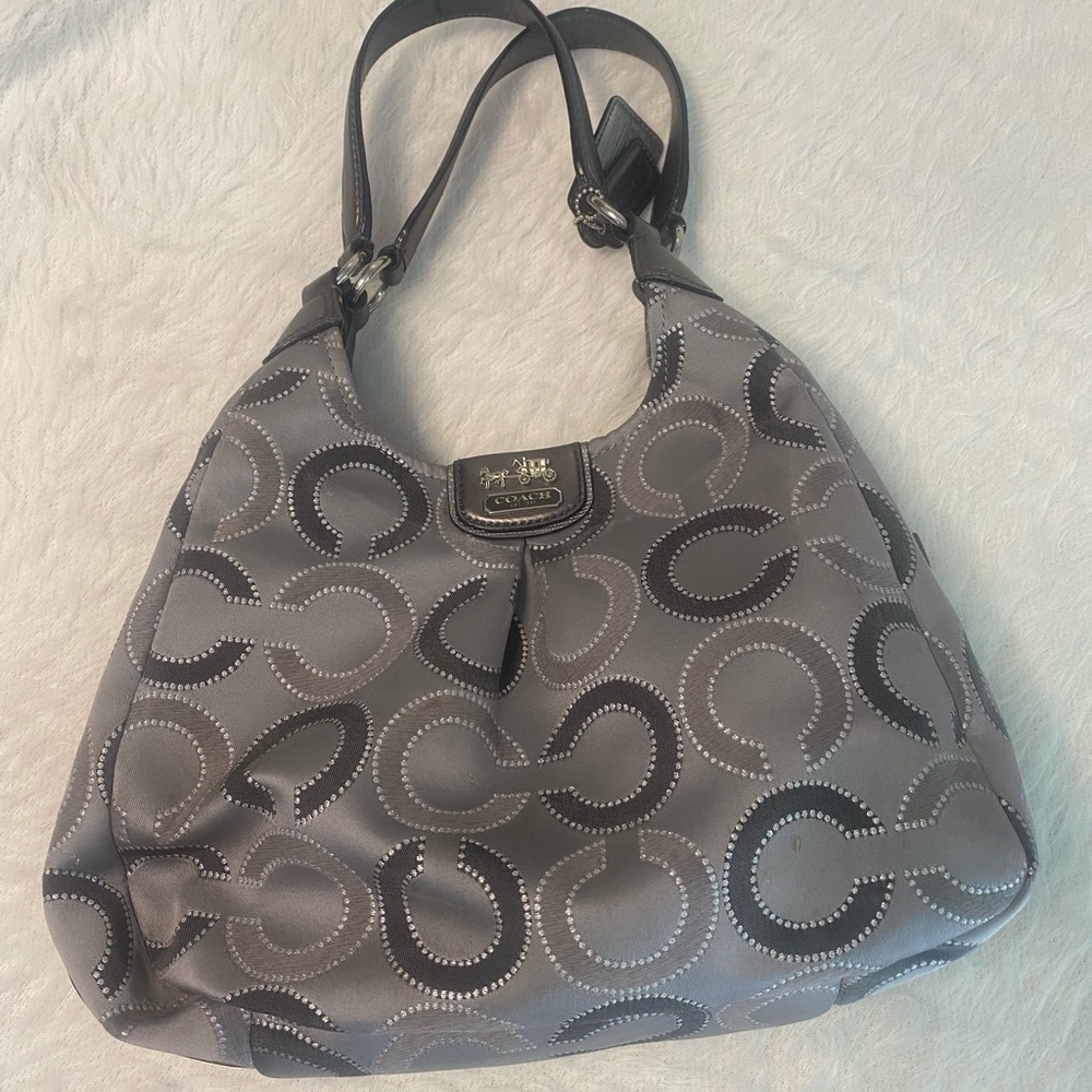 Coach Shoulder purse. Silver. Beautiful, inside great condition